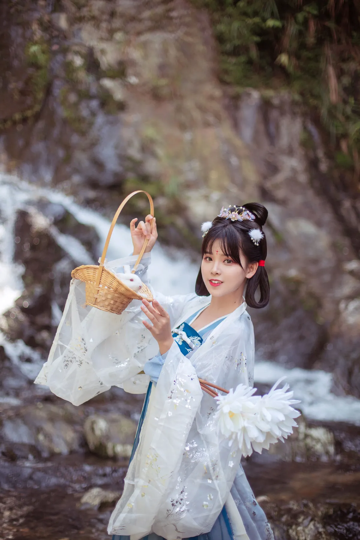 山气日夕佳，飞鸟相与还