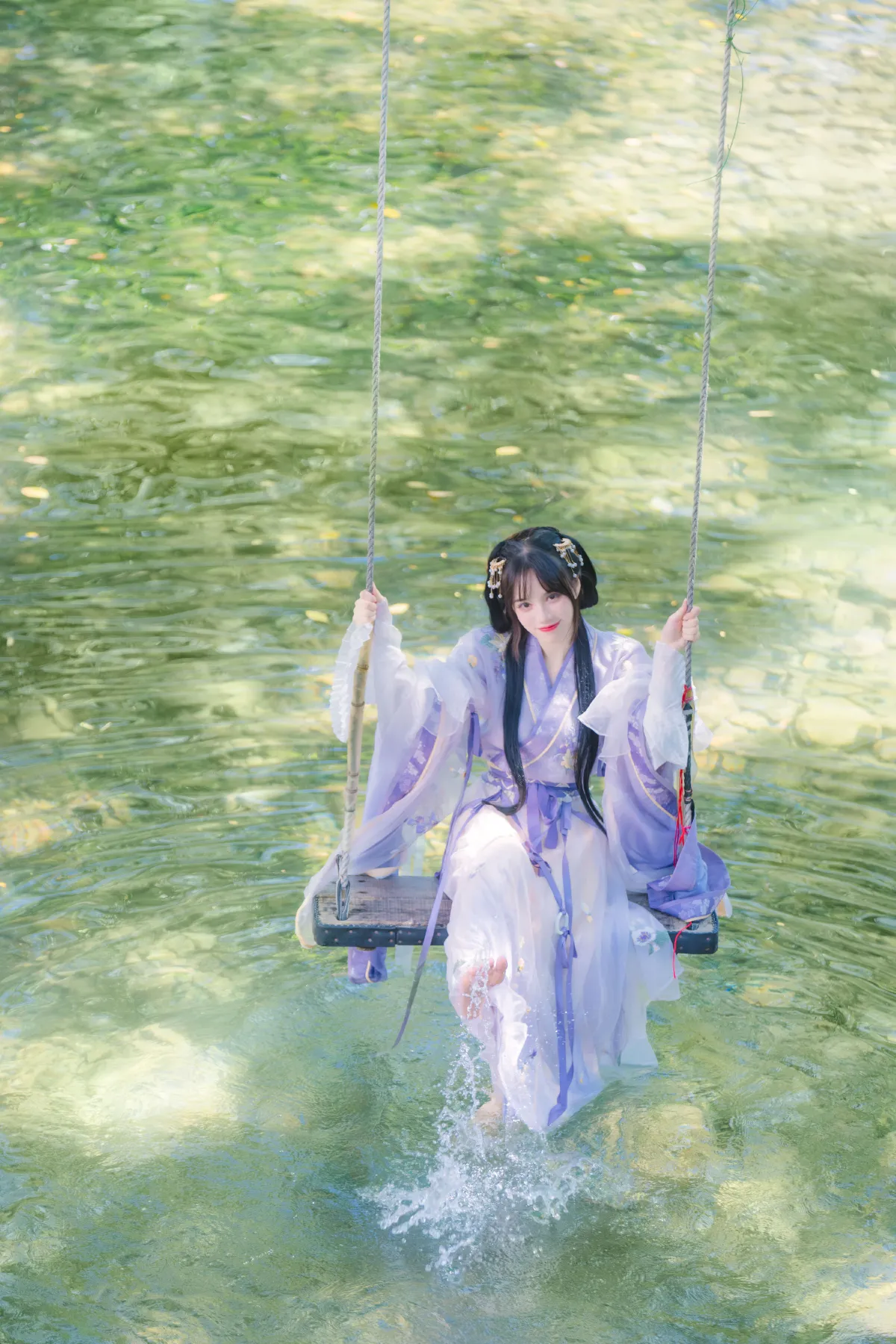 泛舟溪上