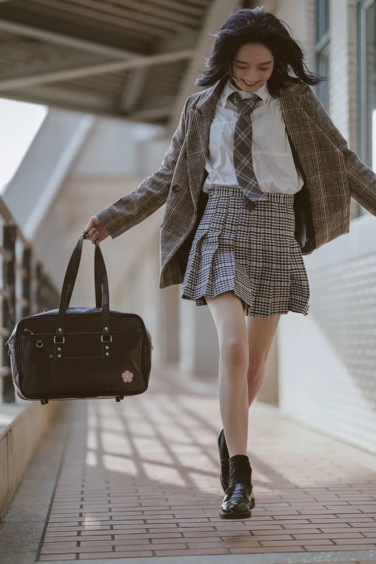 你的眼中明暗交杂一笑生花