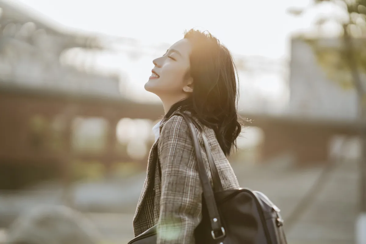 你的眼中明暗交杂一笑生花