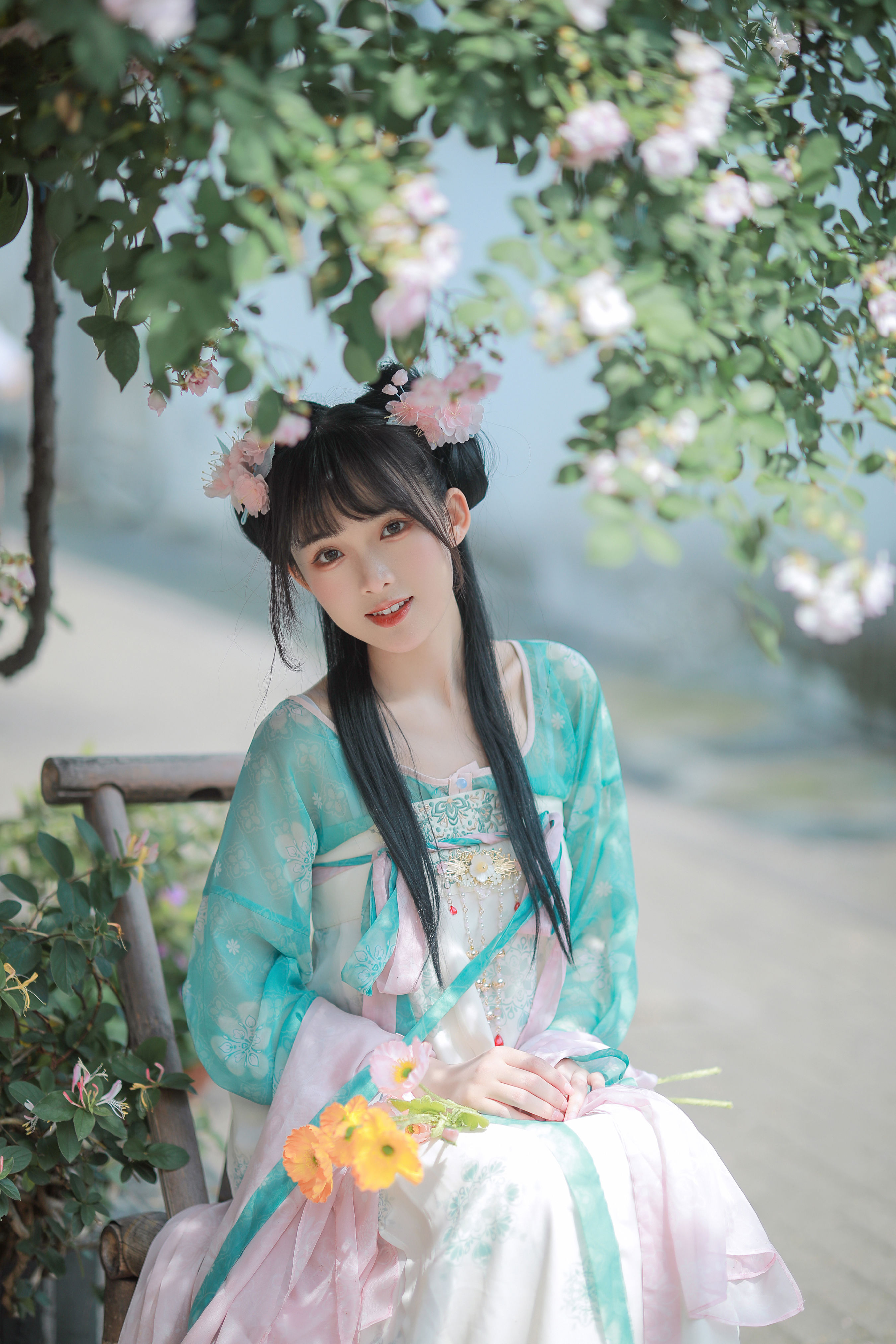 渐开荷芰落蔷薇