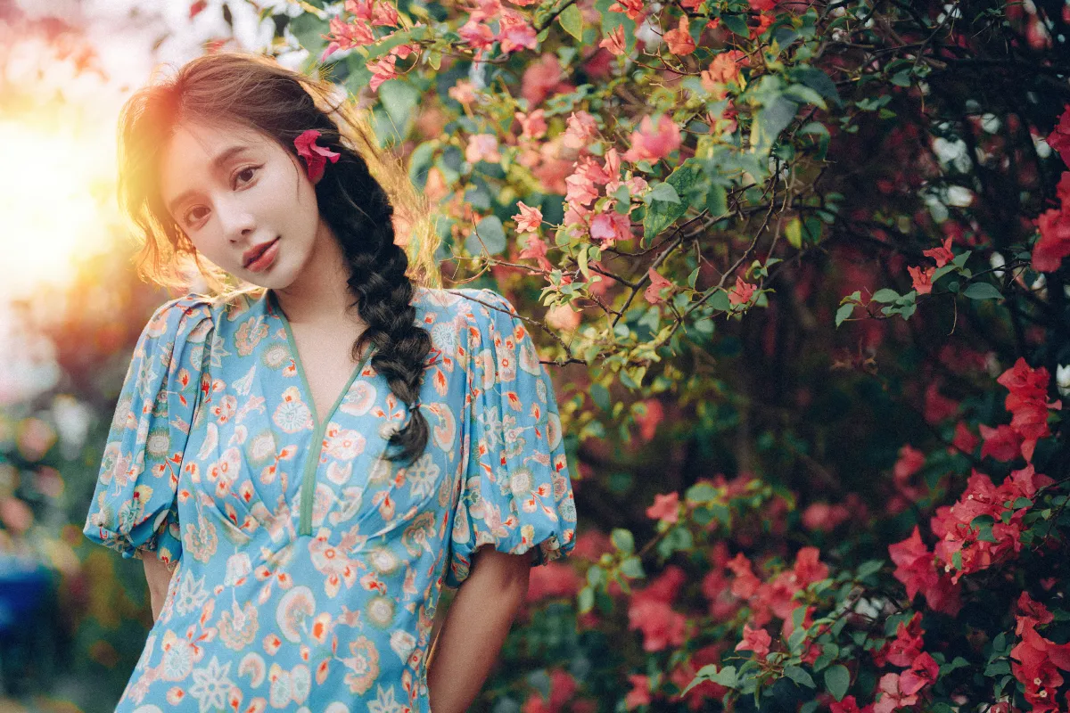 发光的发丝，三角梅瀑布下的女神1