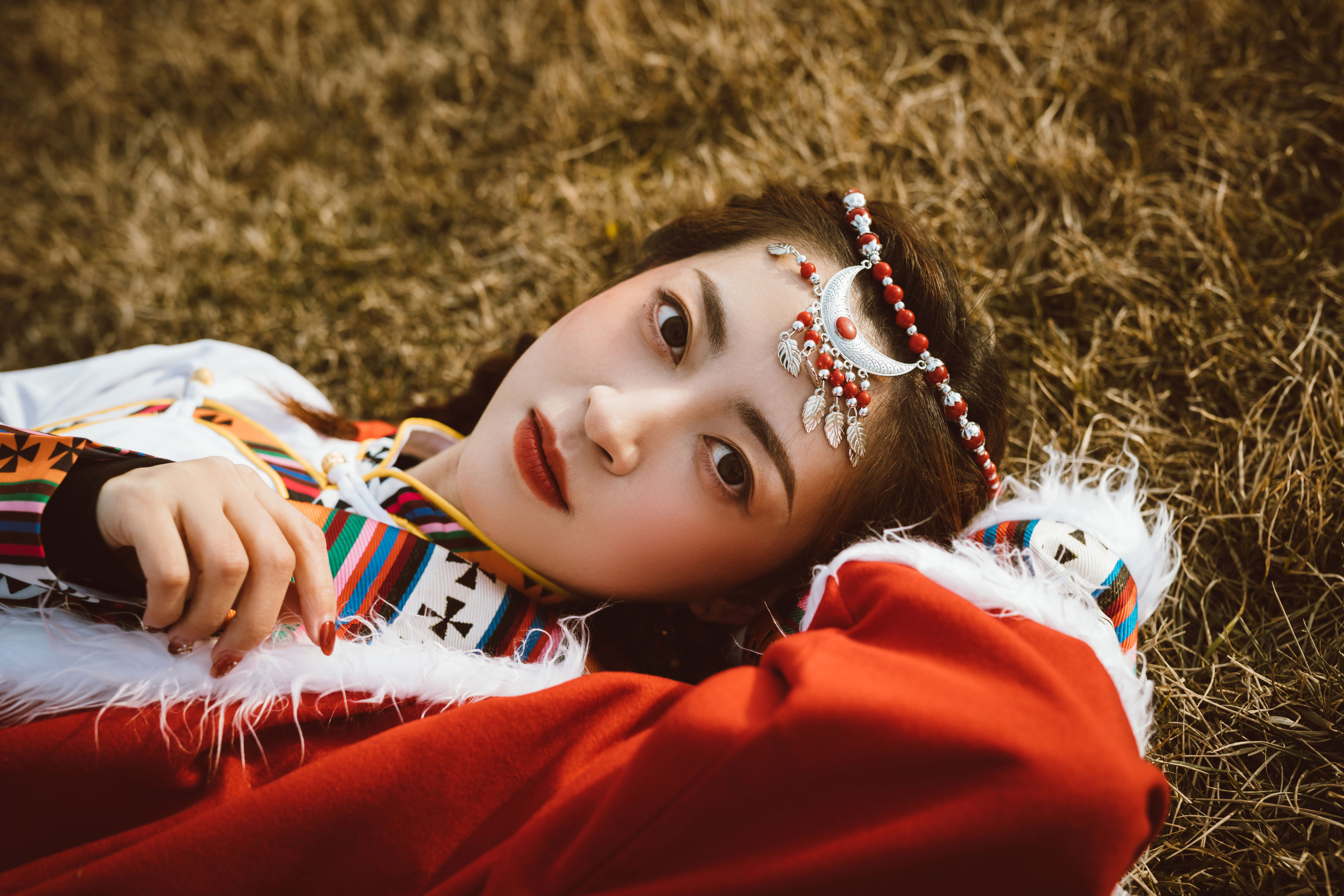 牧场藏服少女