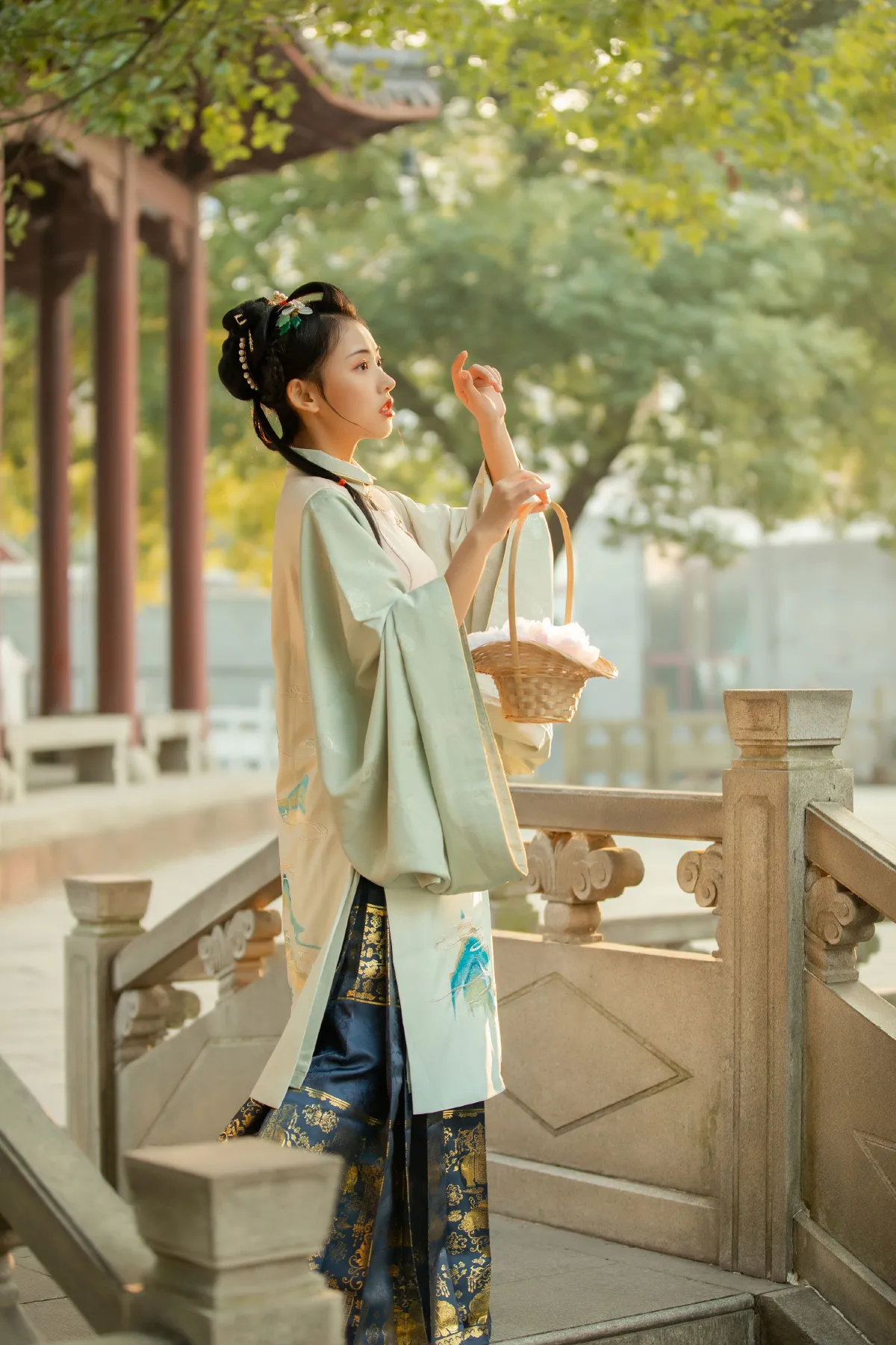 春雨杏花急急落
