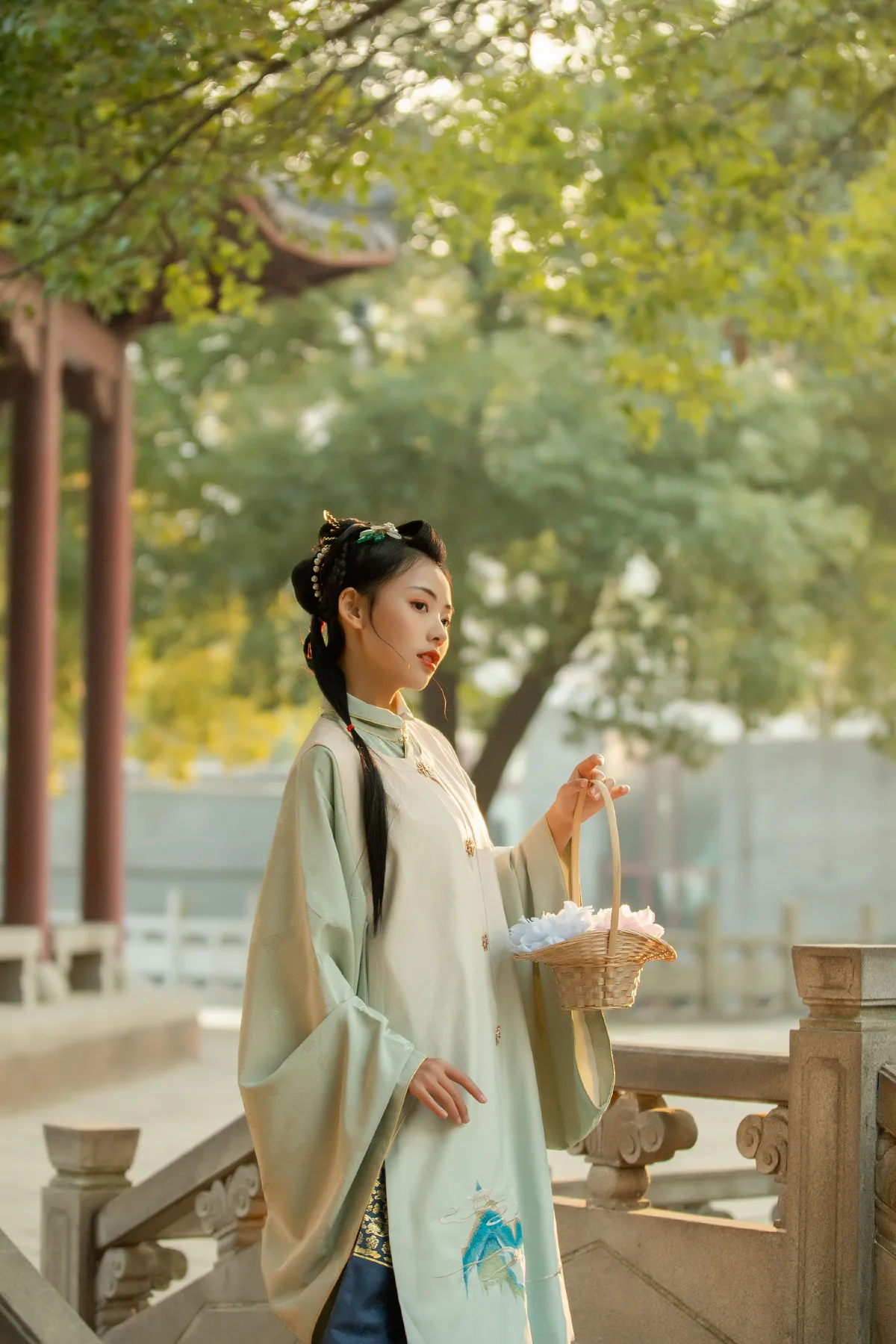 春雨杏花急急落