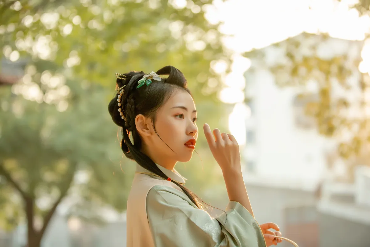 春雨杏花急急落