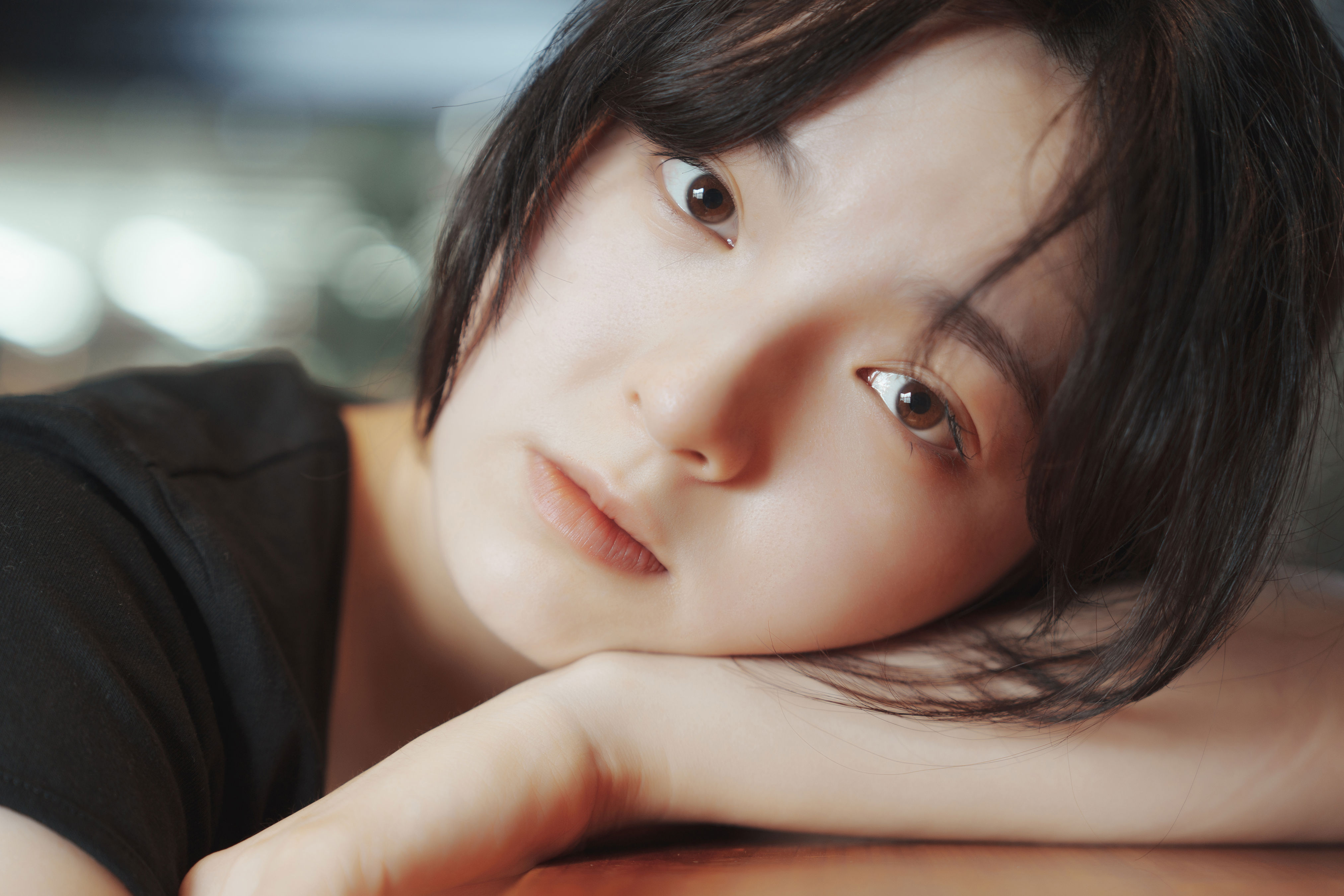 咖啡屋里的素颜女孩