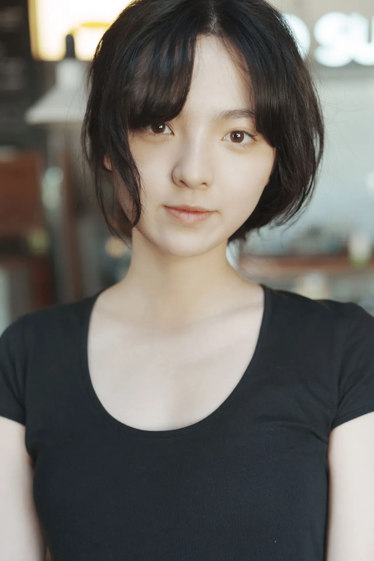 咖啡屋里的素颜女孩