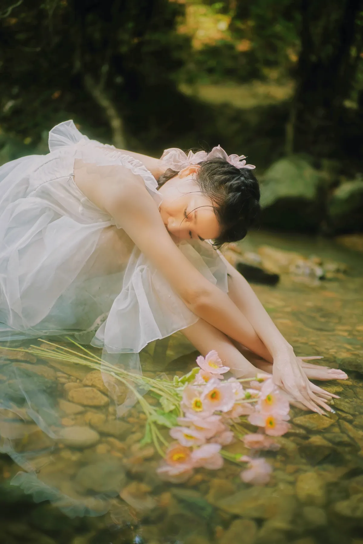 溪流少女