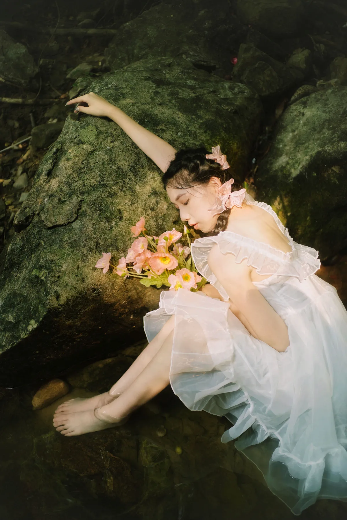 溪流少女