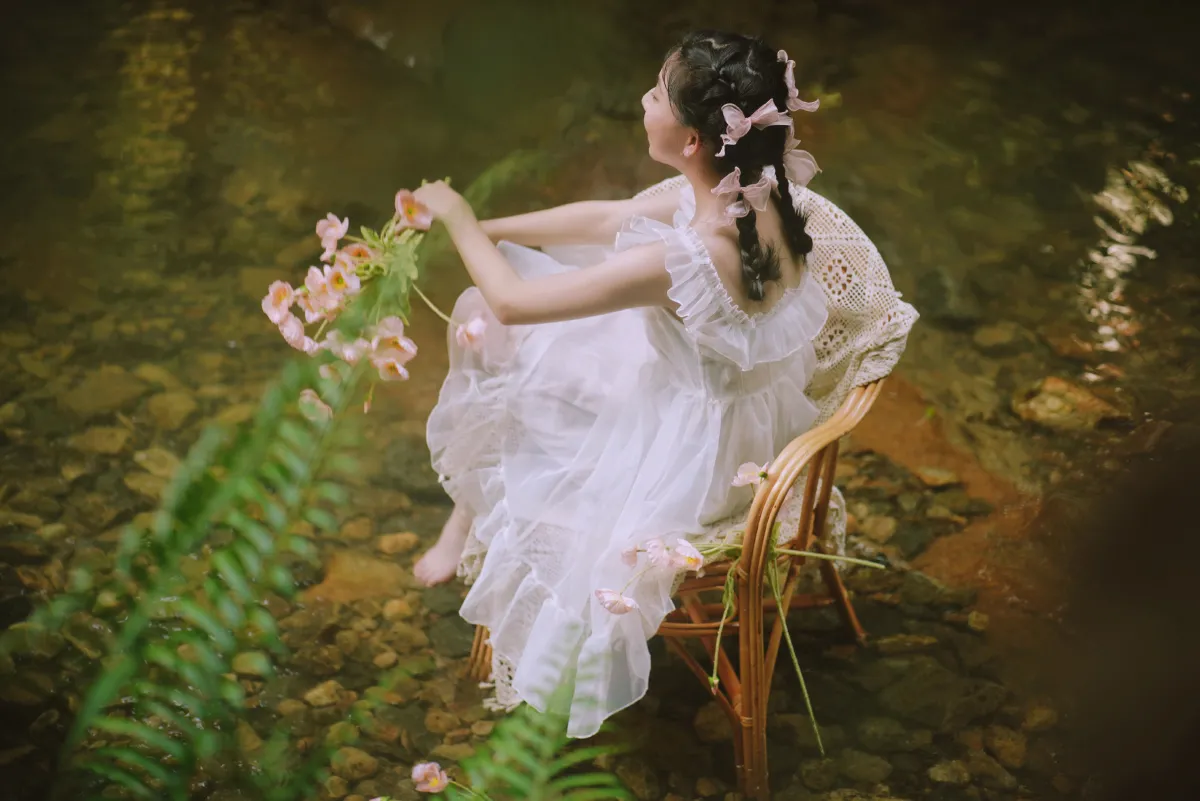 溪流少女