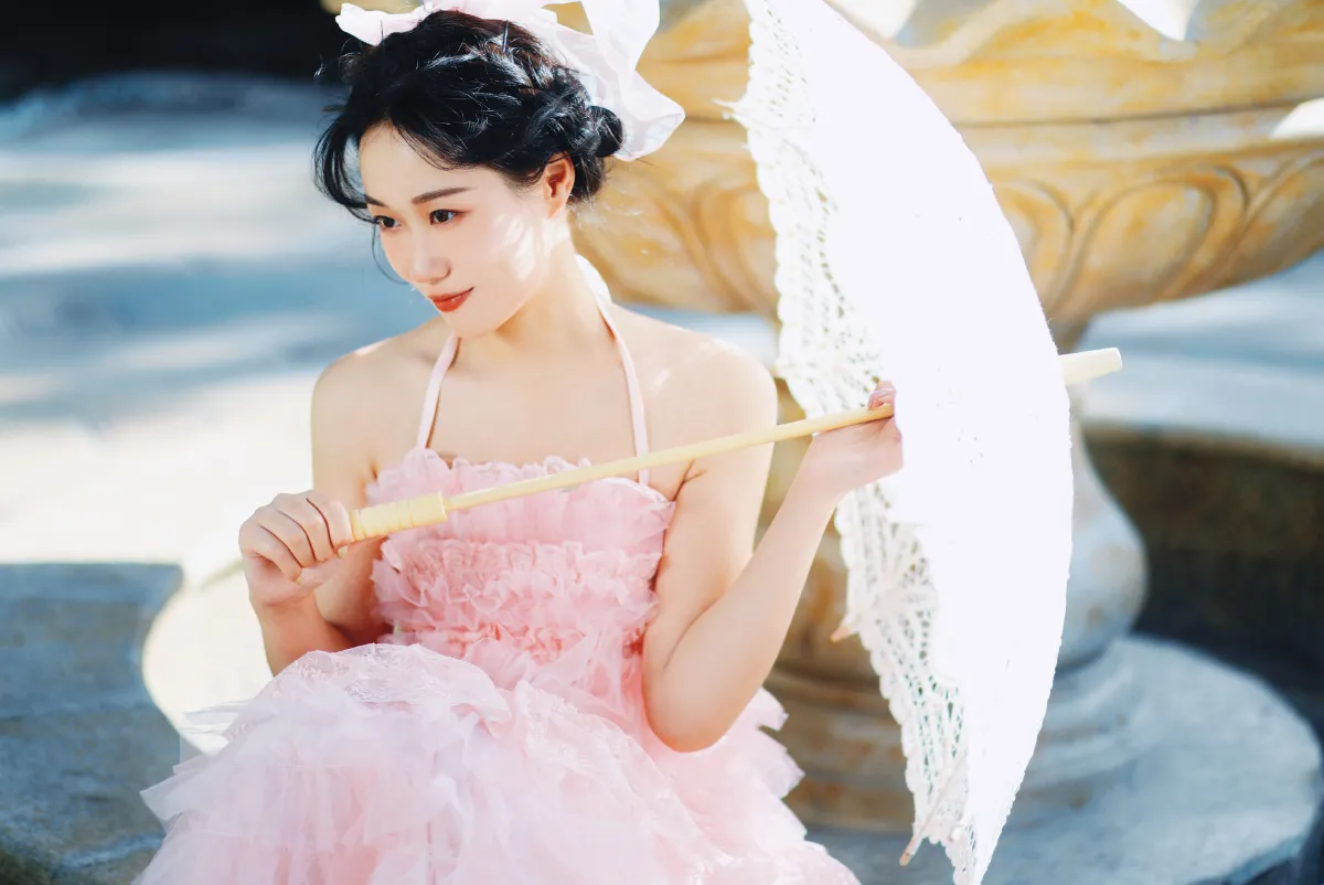 许愿池的希腊少女