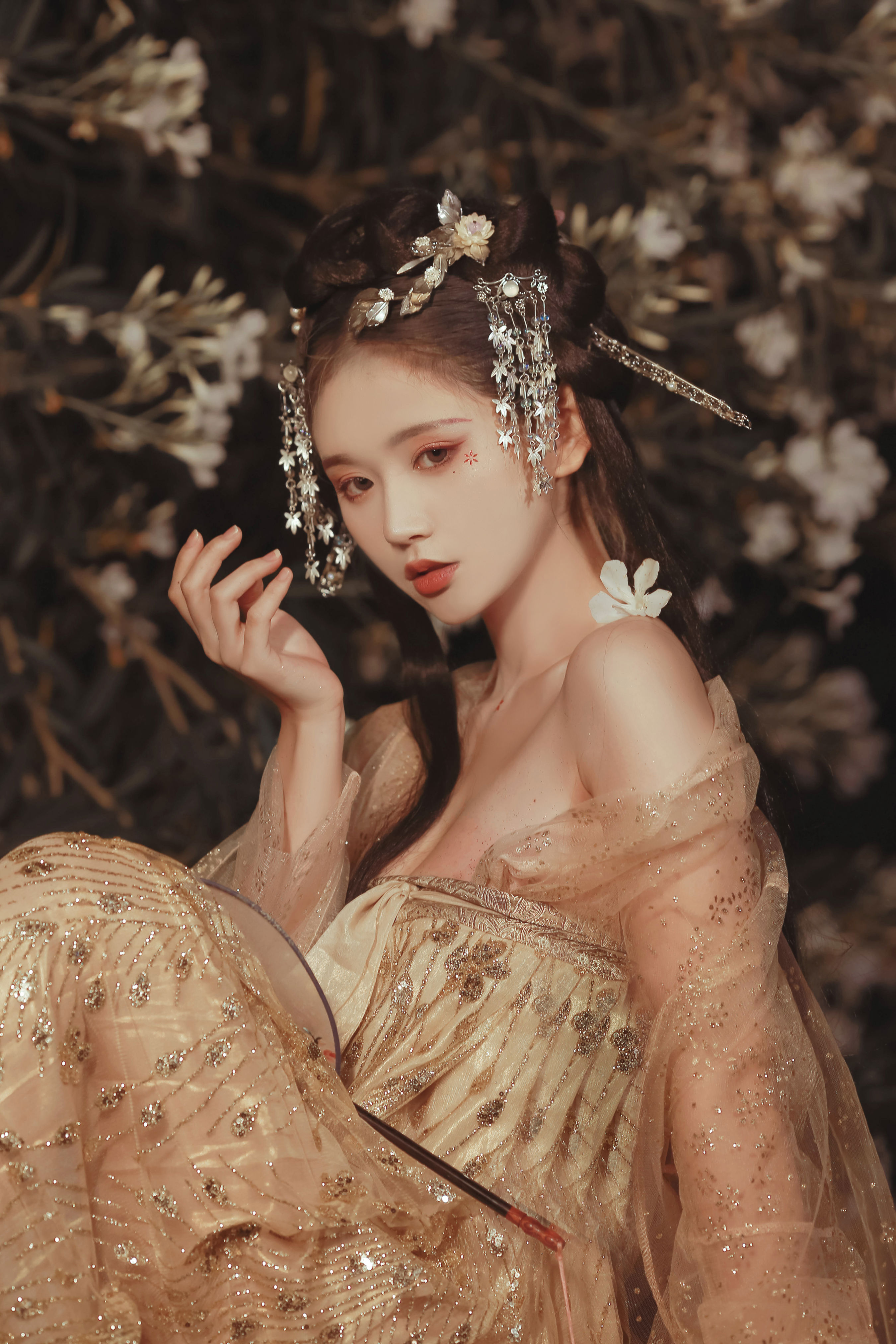 满身花影倩人扶