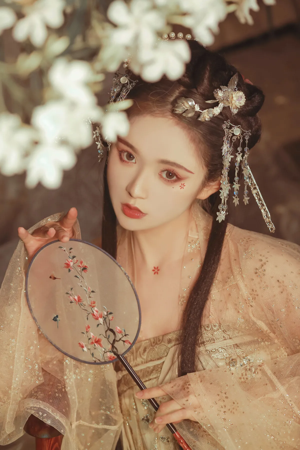 满身花影倩人扶