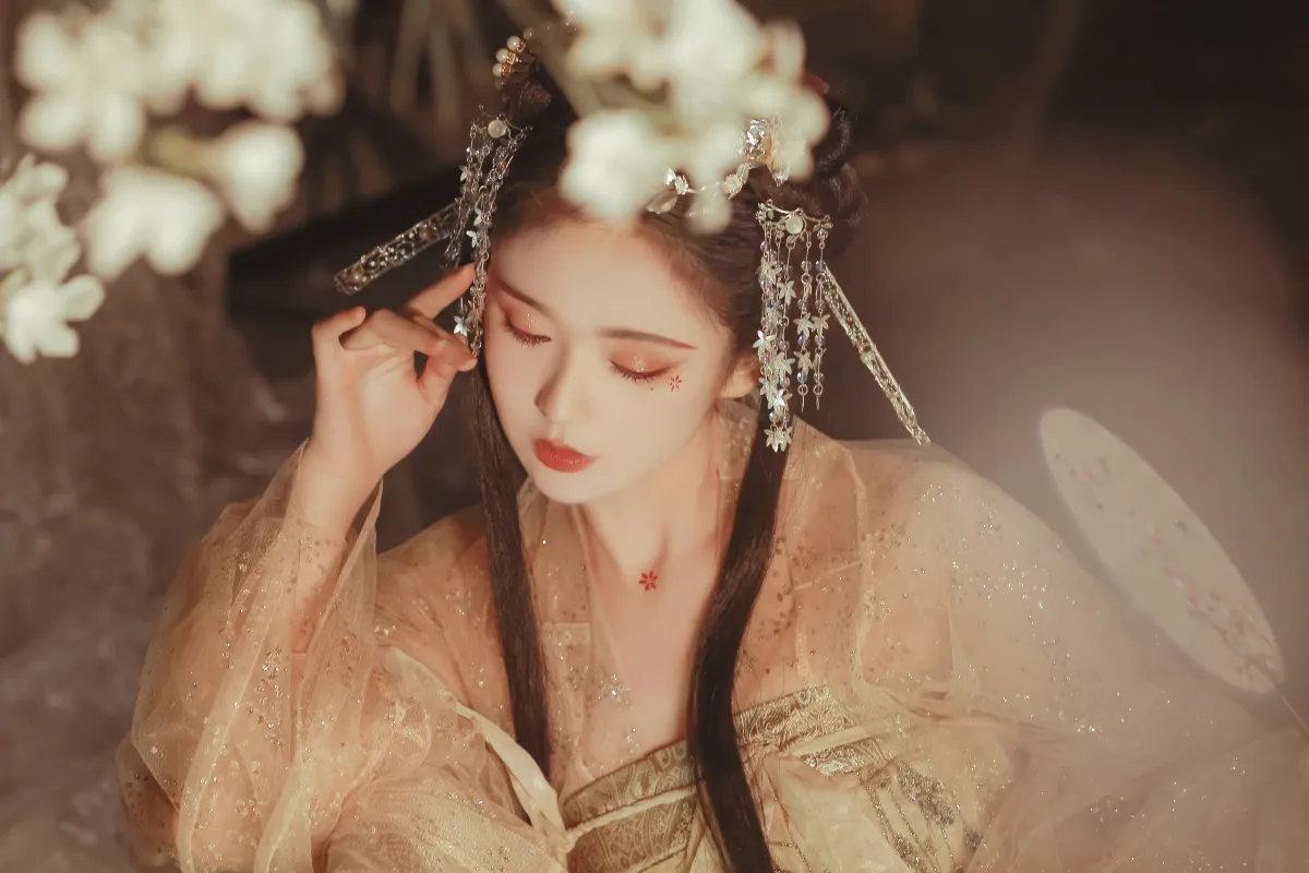 满身花影倩人扶
