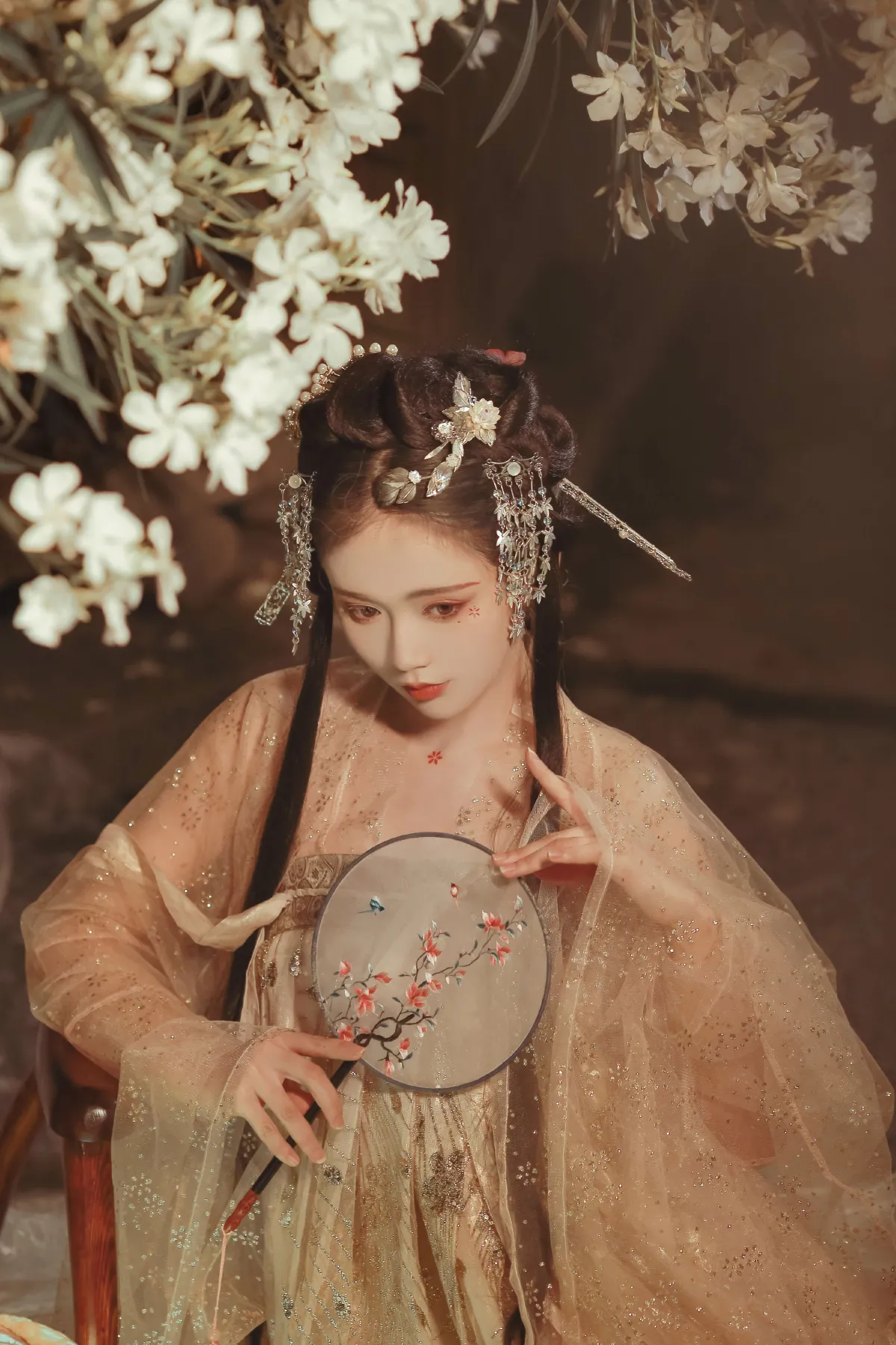 满身花影倩人扶