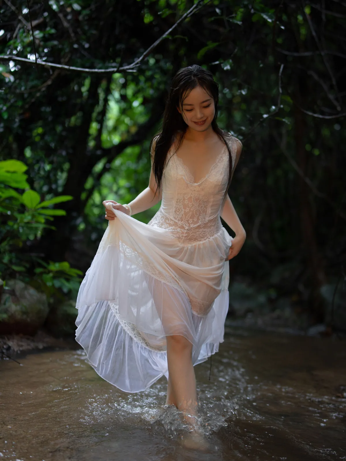 溪水流光
