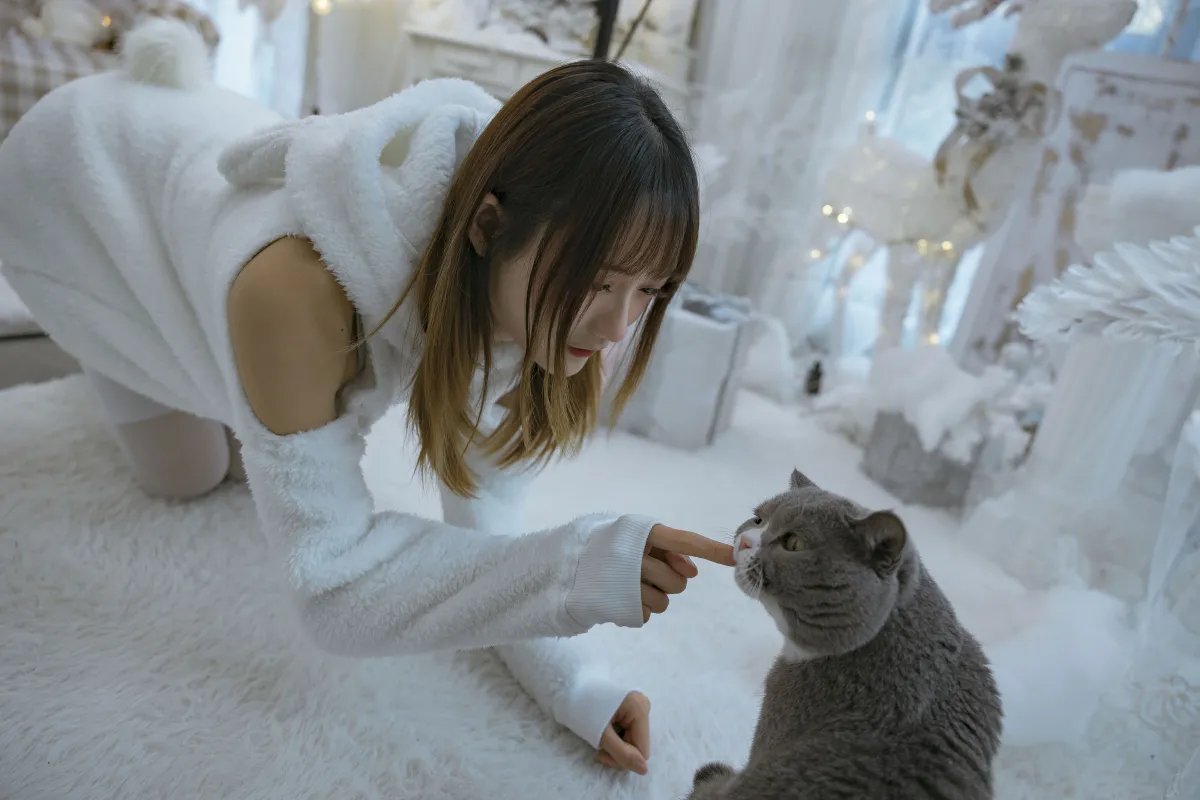 温馨少女与宠物们