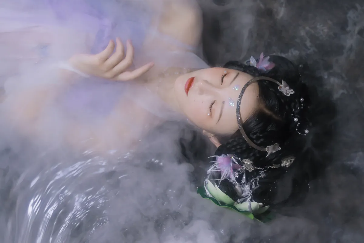 听说了吗，先生的池子里养了一条人鱼。