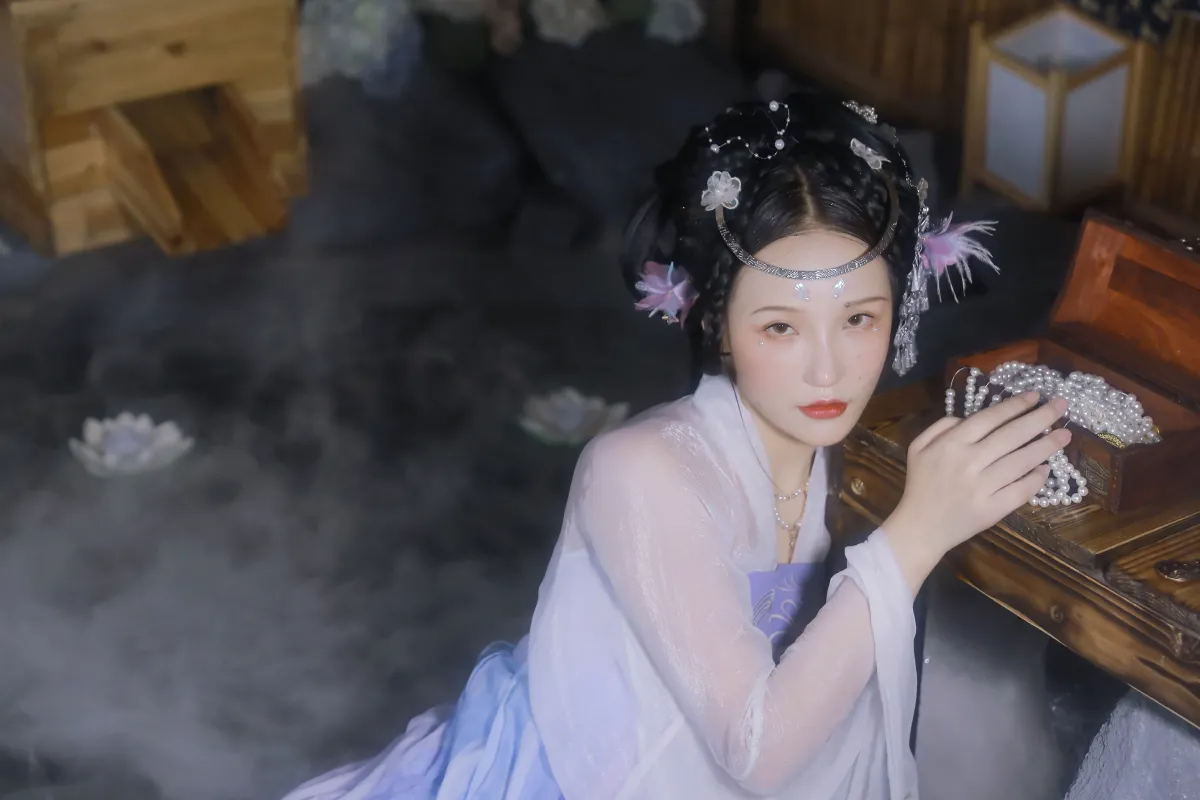 听说了吗，先生的池子里养了一条人鱼。