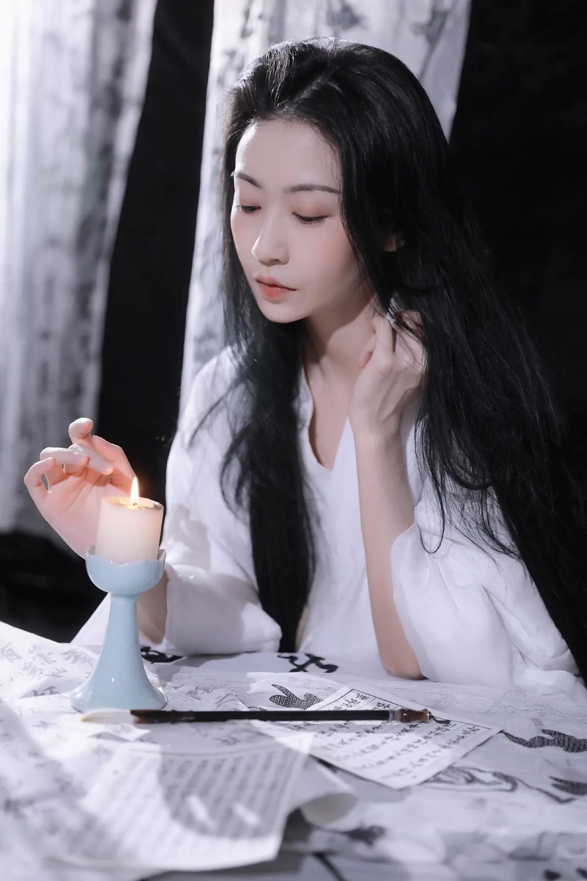 提笔写月