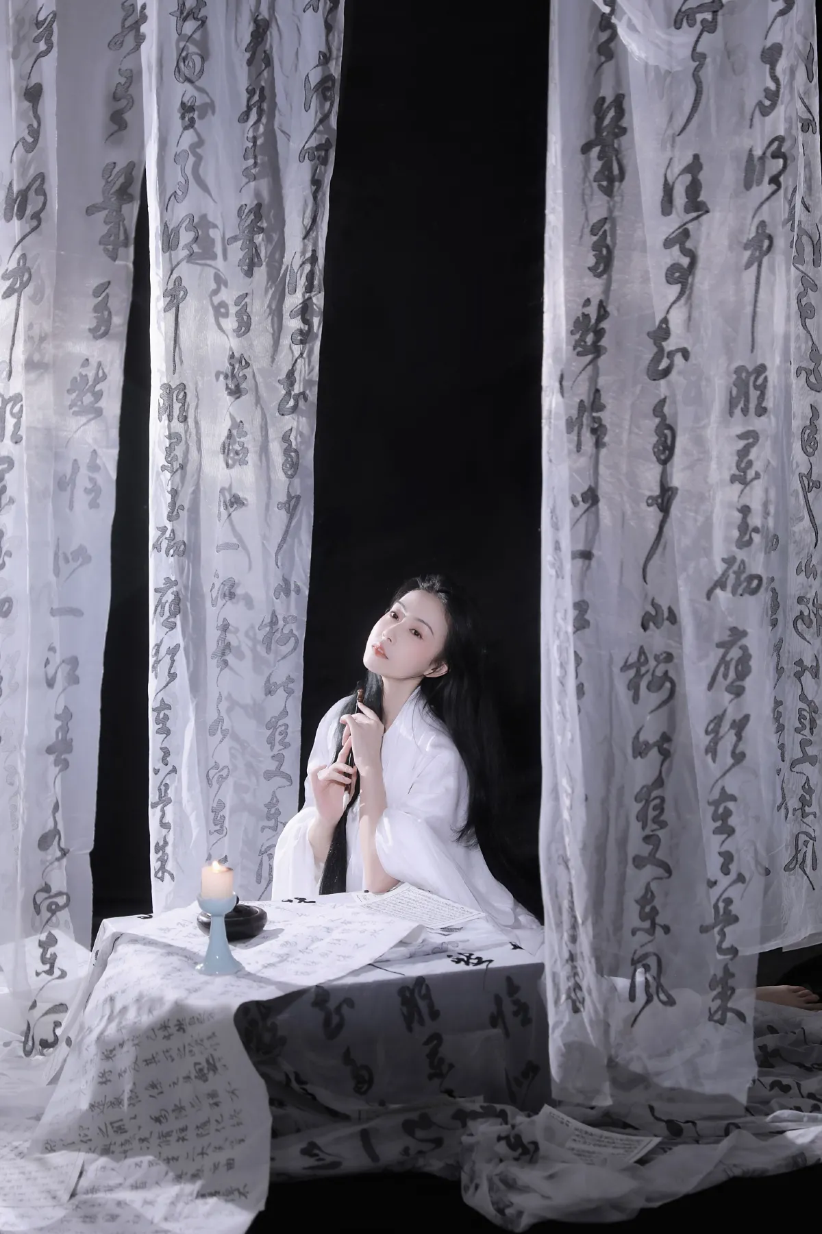 提笔写月