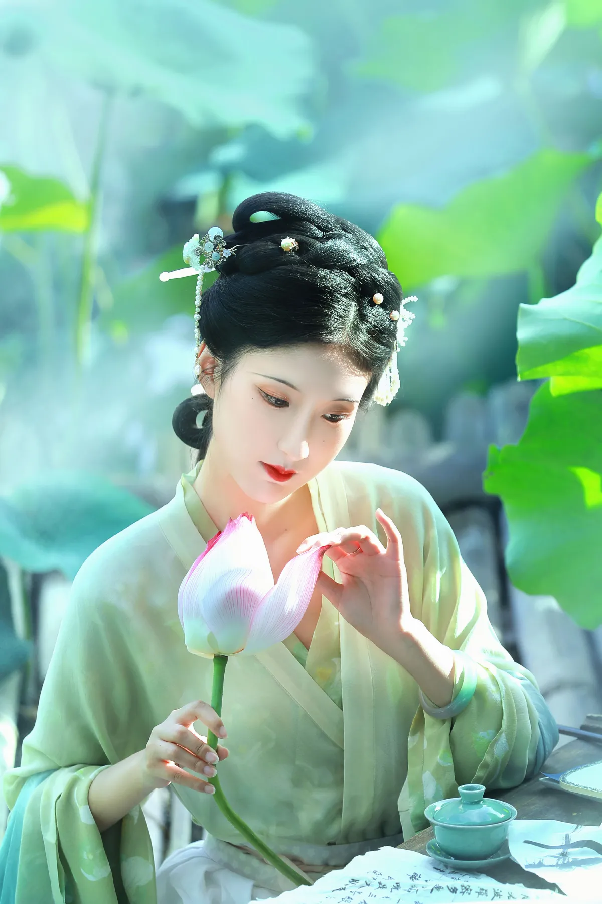 她清冷得好像一首宋词