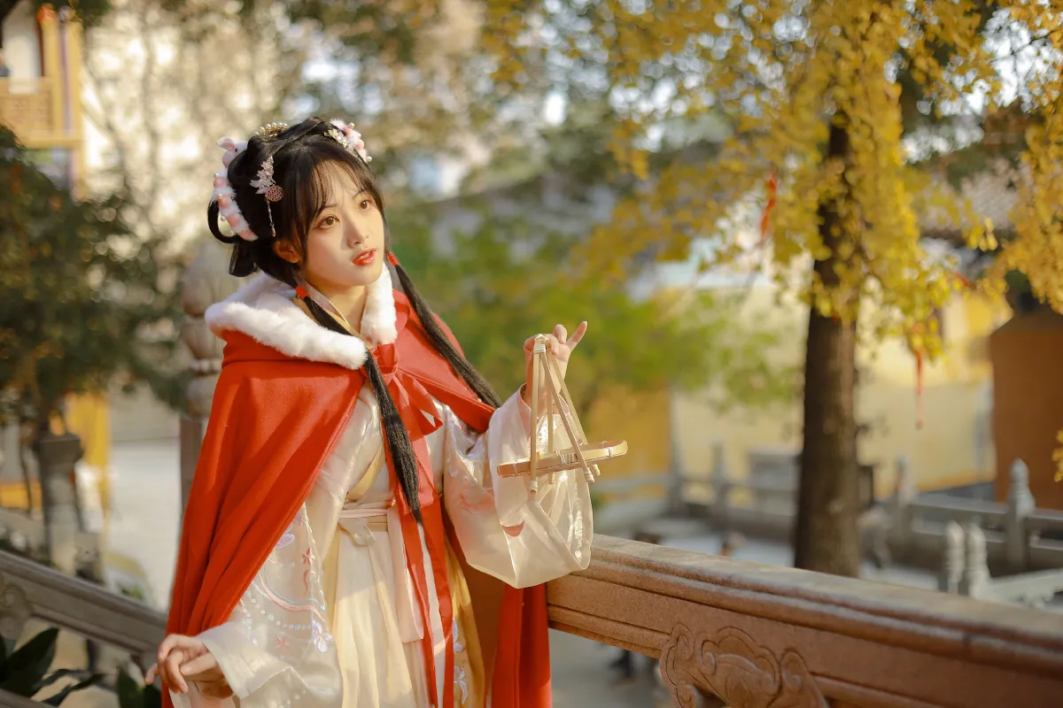 越路_是蝶绪咩《银杏汉服》美图作品图片3