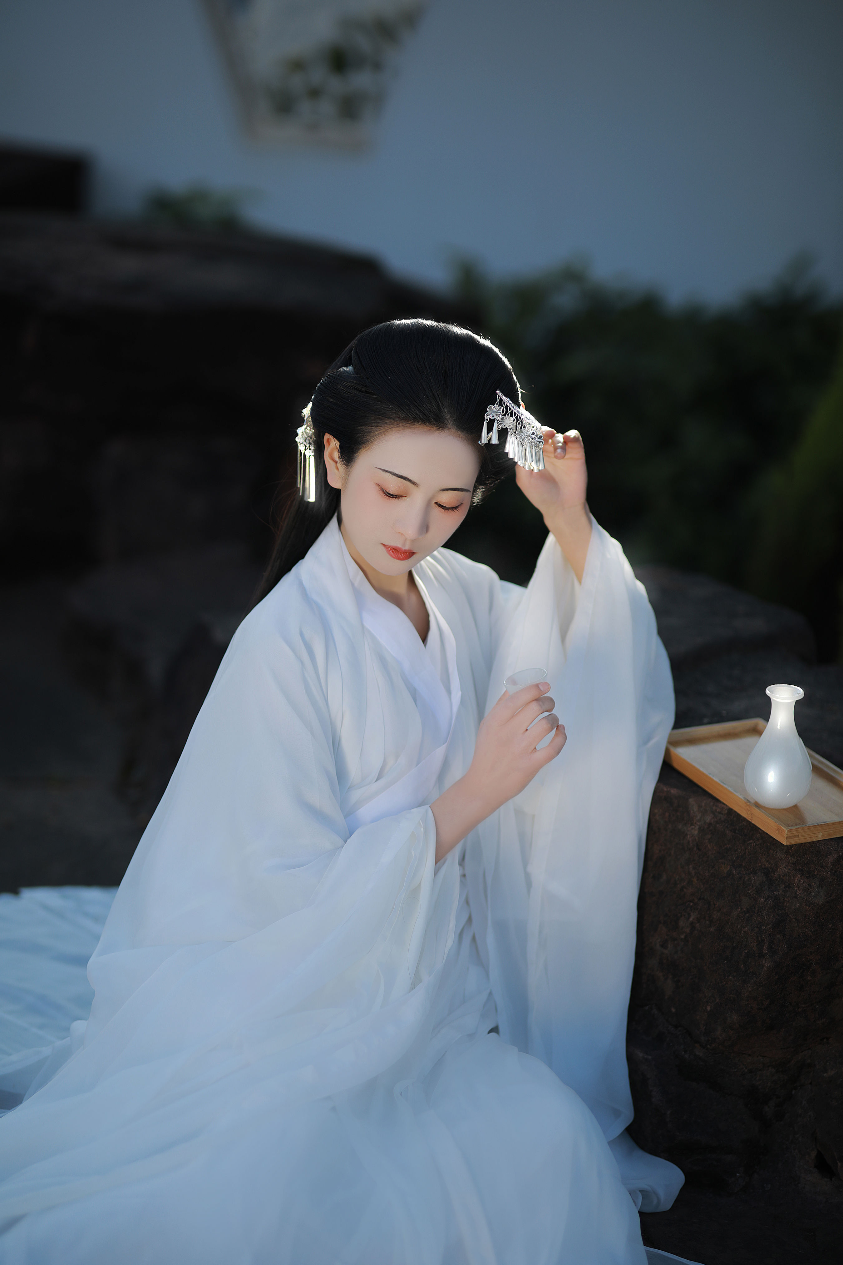 皑如山上雪皎若云间月