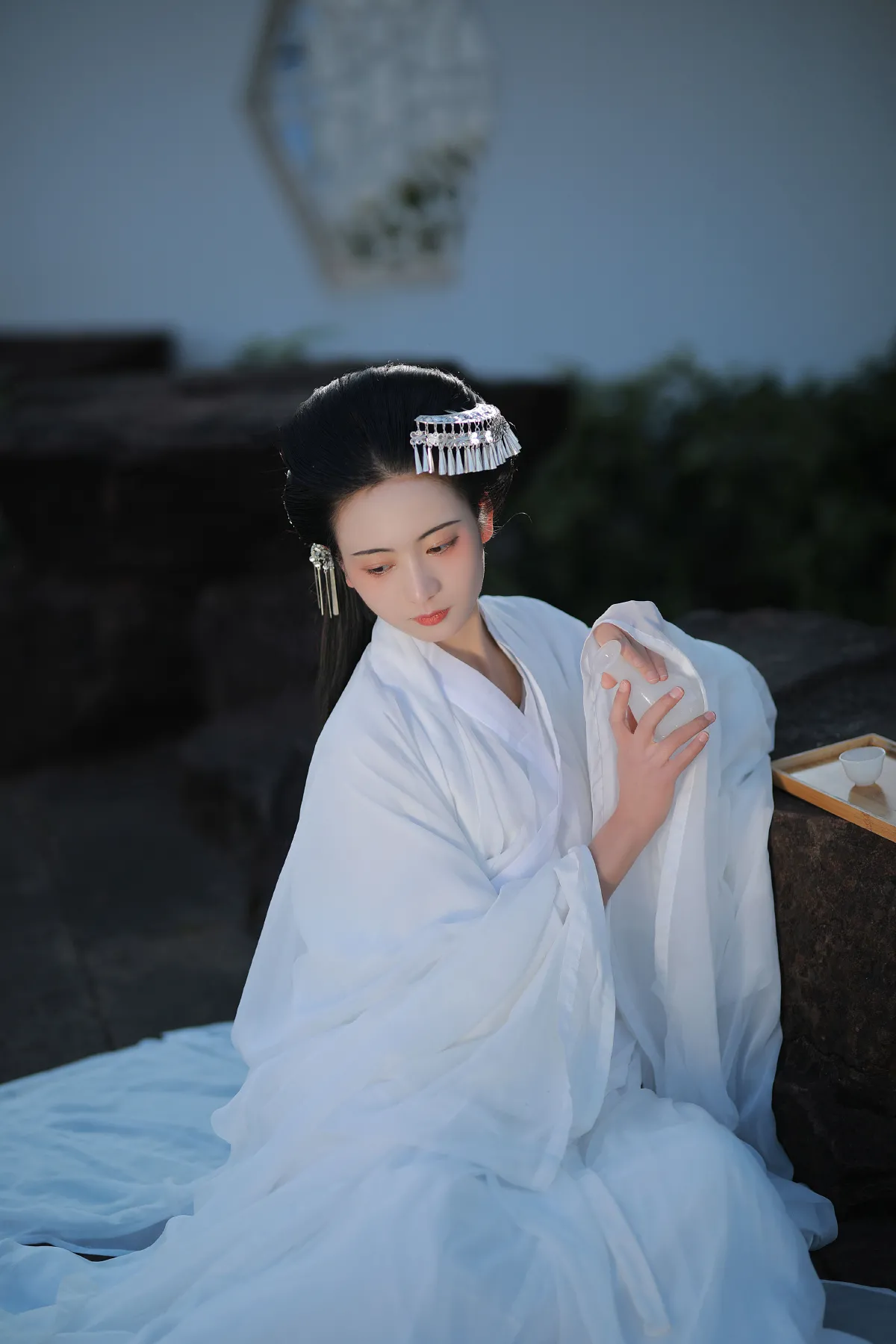 皑如山上雪皎若云间月
