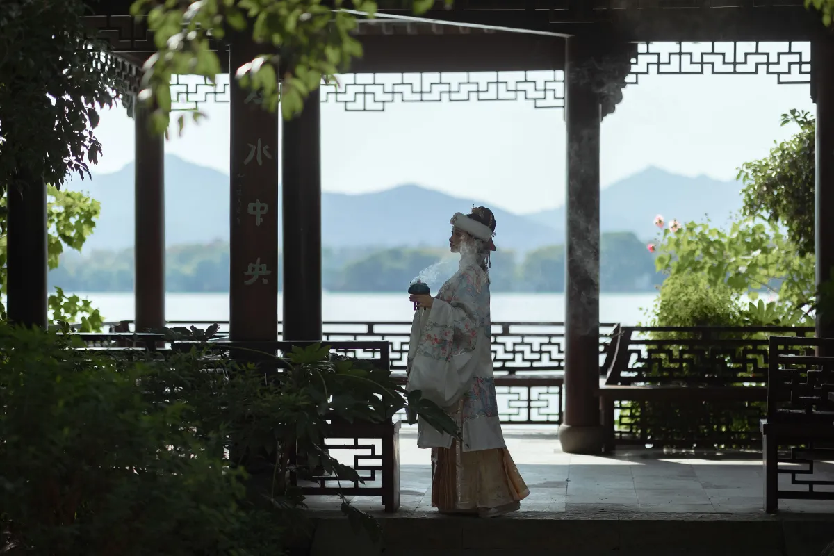 秋游湖心亭