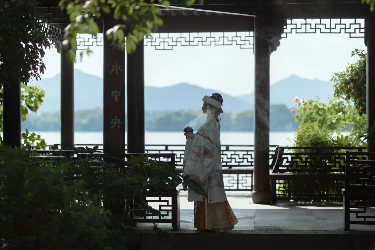 秋游湖心亭1