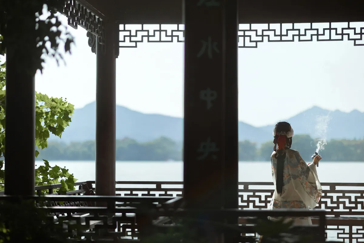 秋游湖心亭