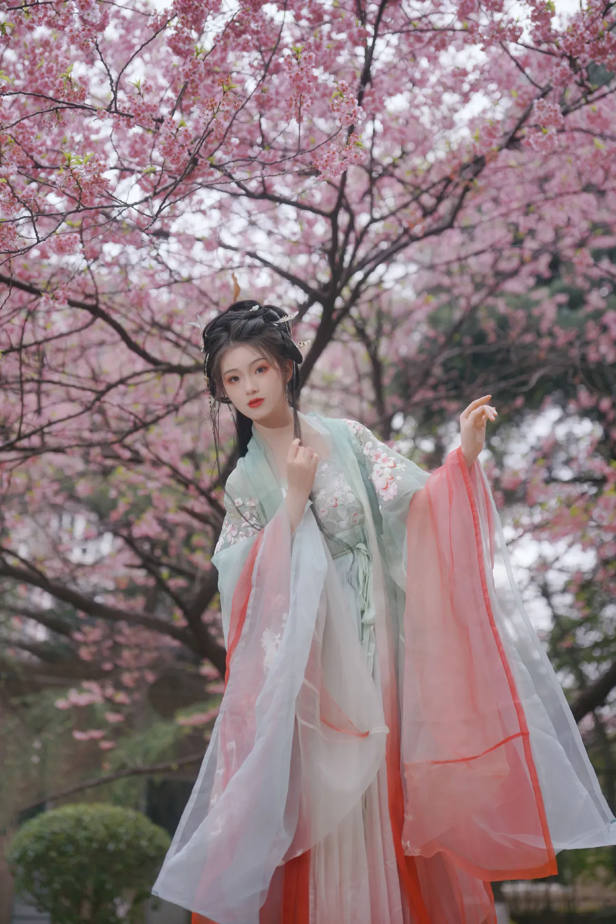 弄花香满衣