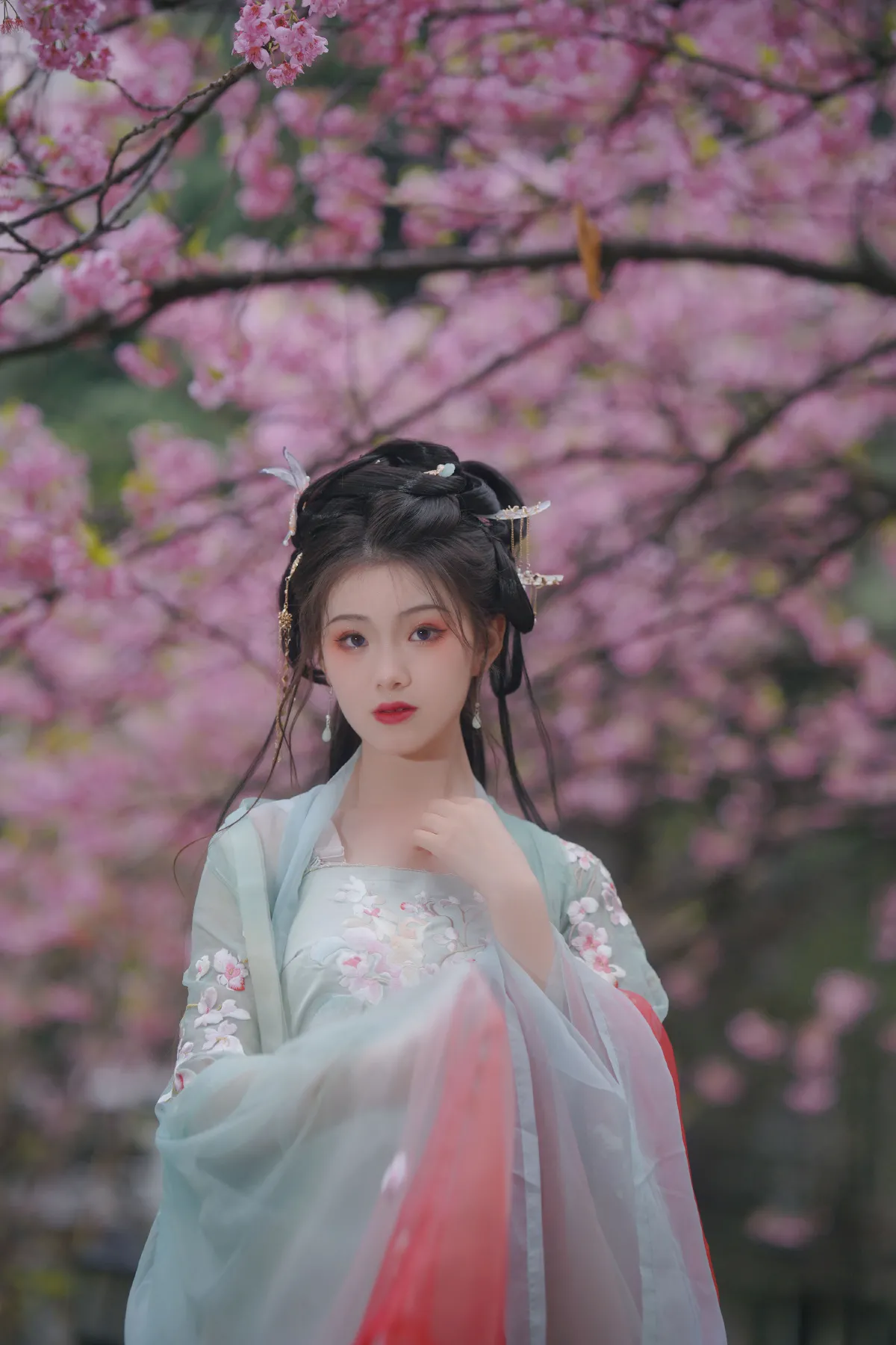 弄花香满衣