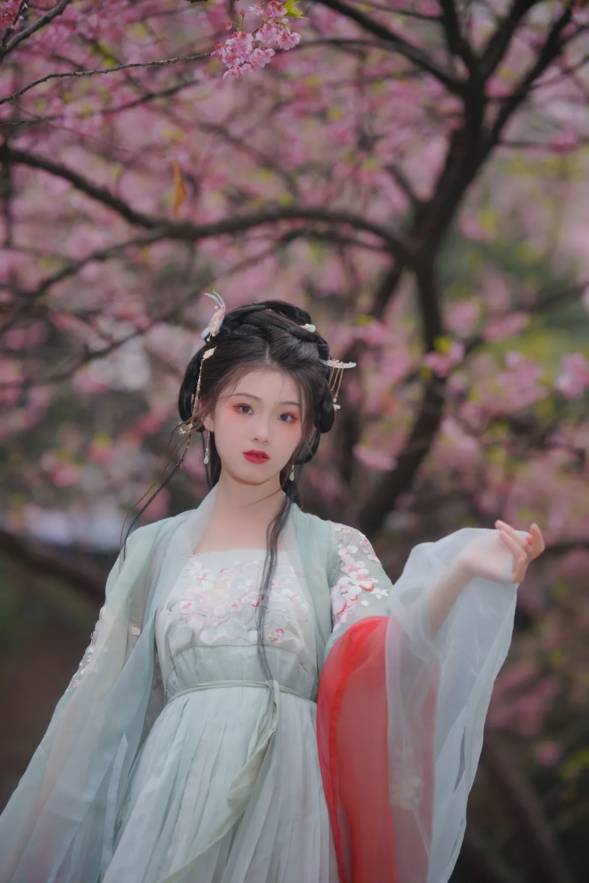 弄花香满衣