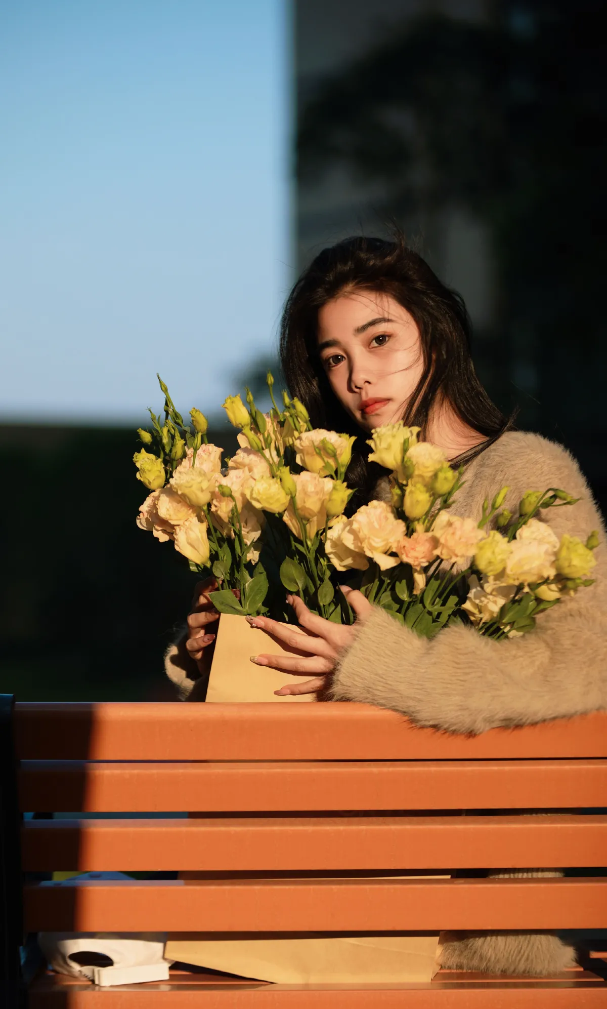 光影与晚霞下的少女