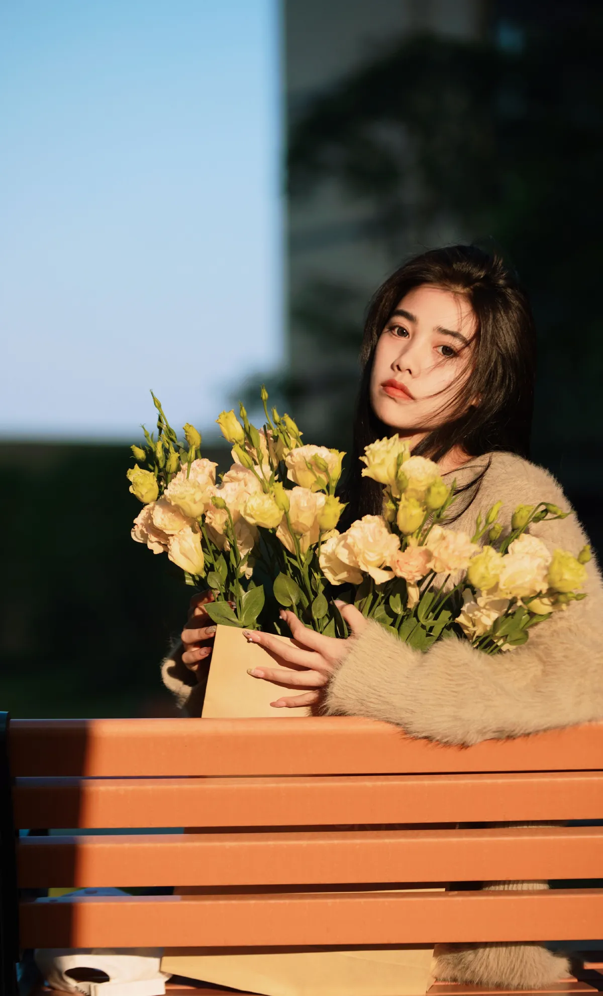 光影与晚霞下的少女