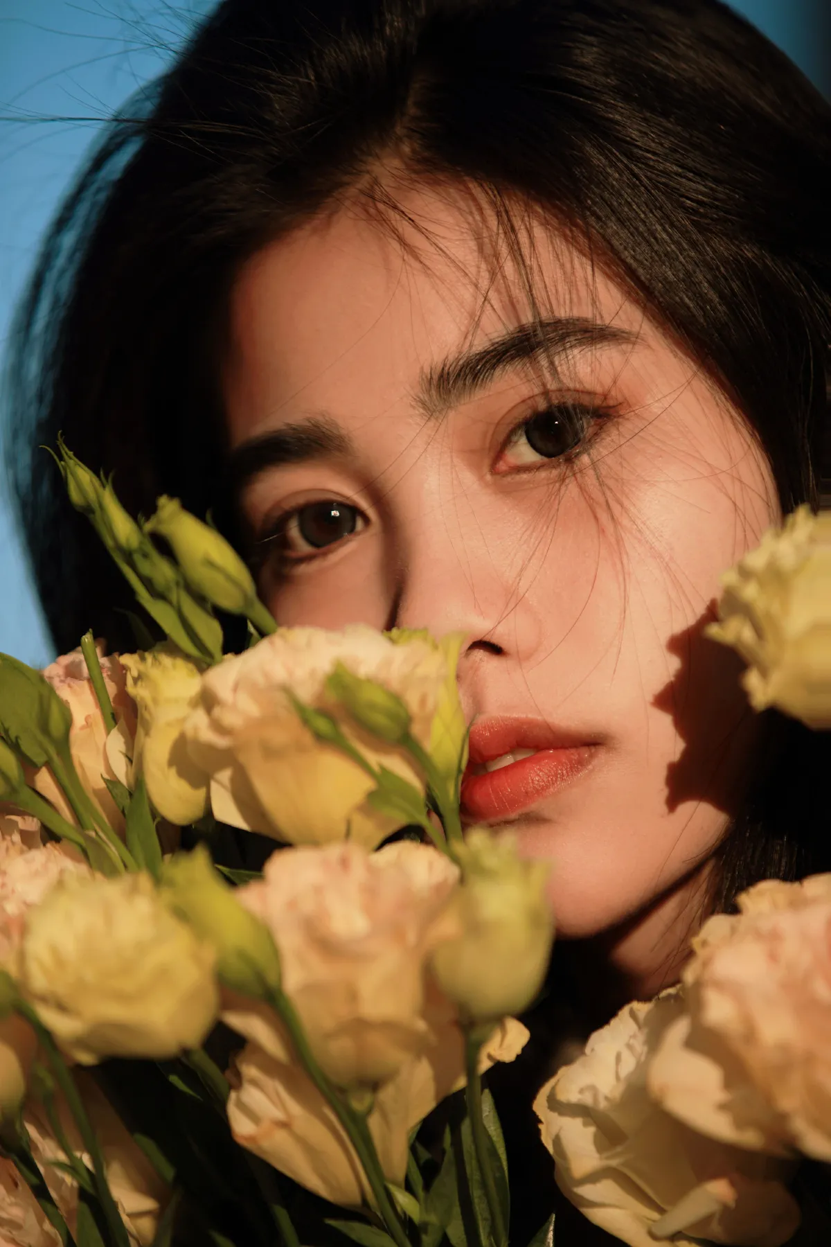 光影与晚霞下的少女