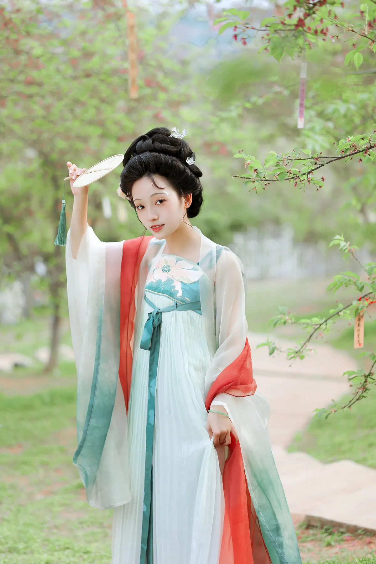 六月月月er_君尹兰《春日宴》美图作品图片4