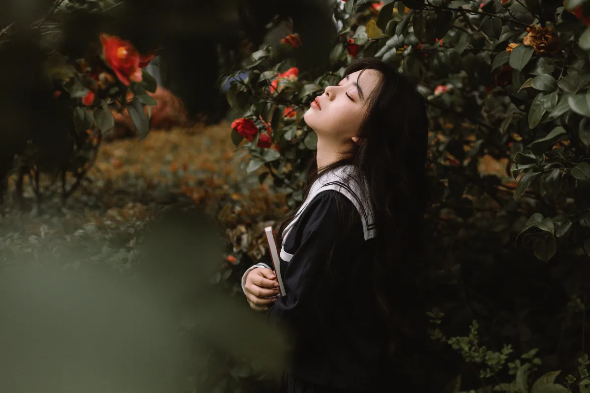 茶花树下的少女