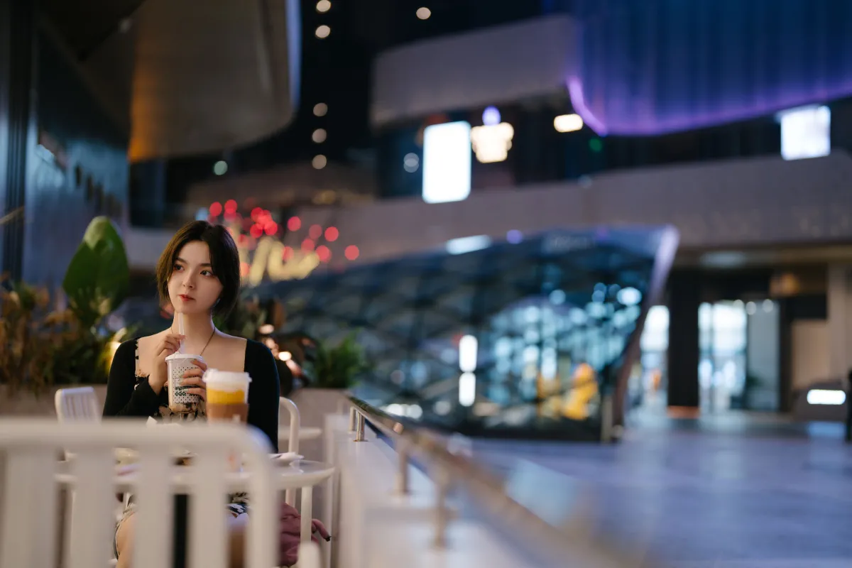 1.2大光圈下纯自然拍摄的夜景人像