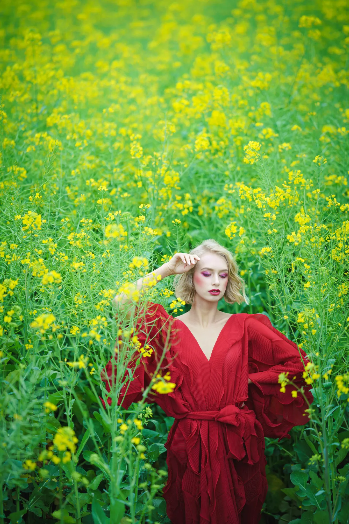 红配绿，乌克兰美女眼中的油菜花田