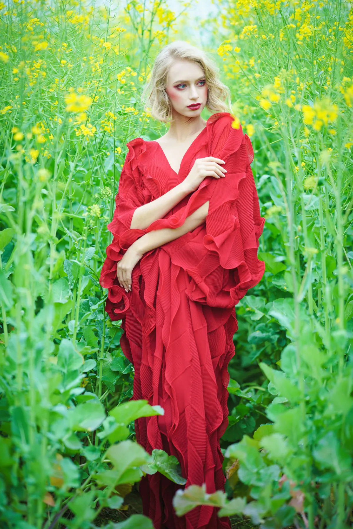 红配绿，乌克兰美女眼中的油菜花田