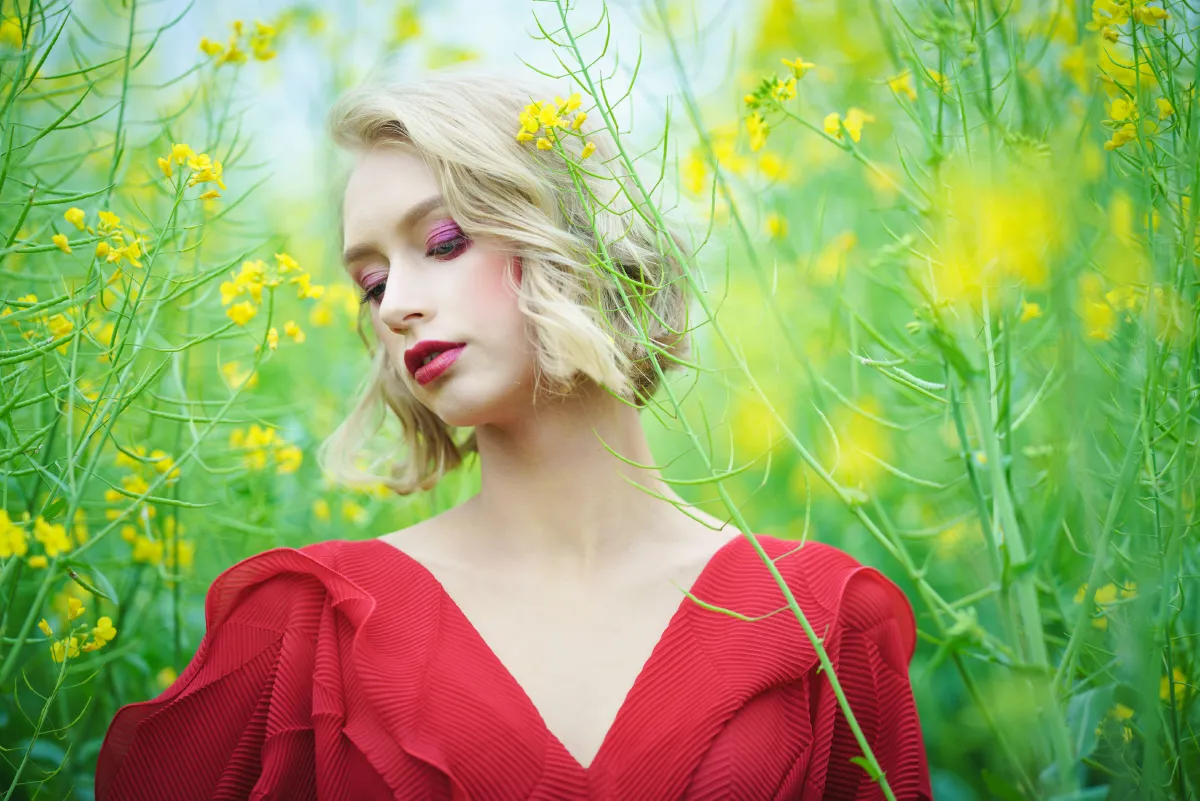 红配绿，乌克兰美女眼中的油菜花田