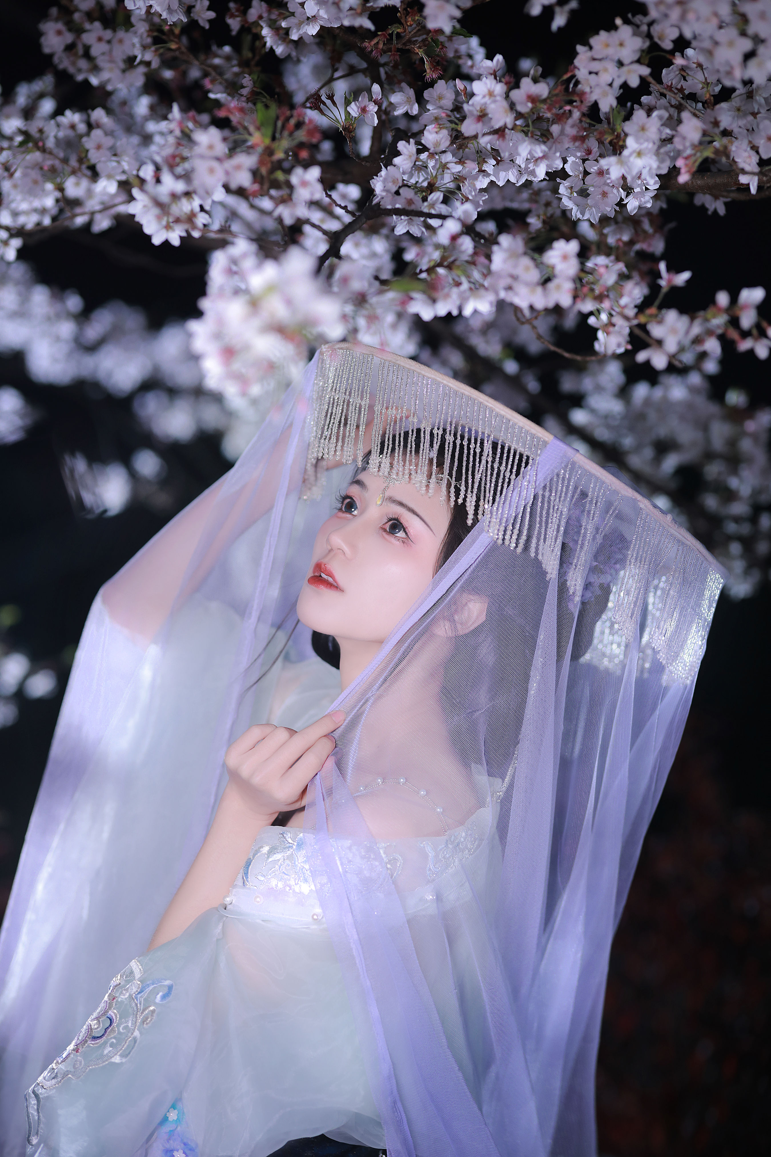 林下漏月光，疏疏如残雪