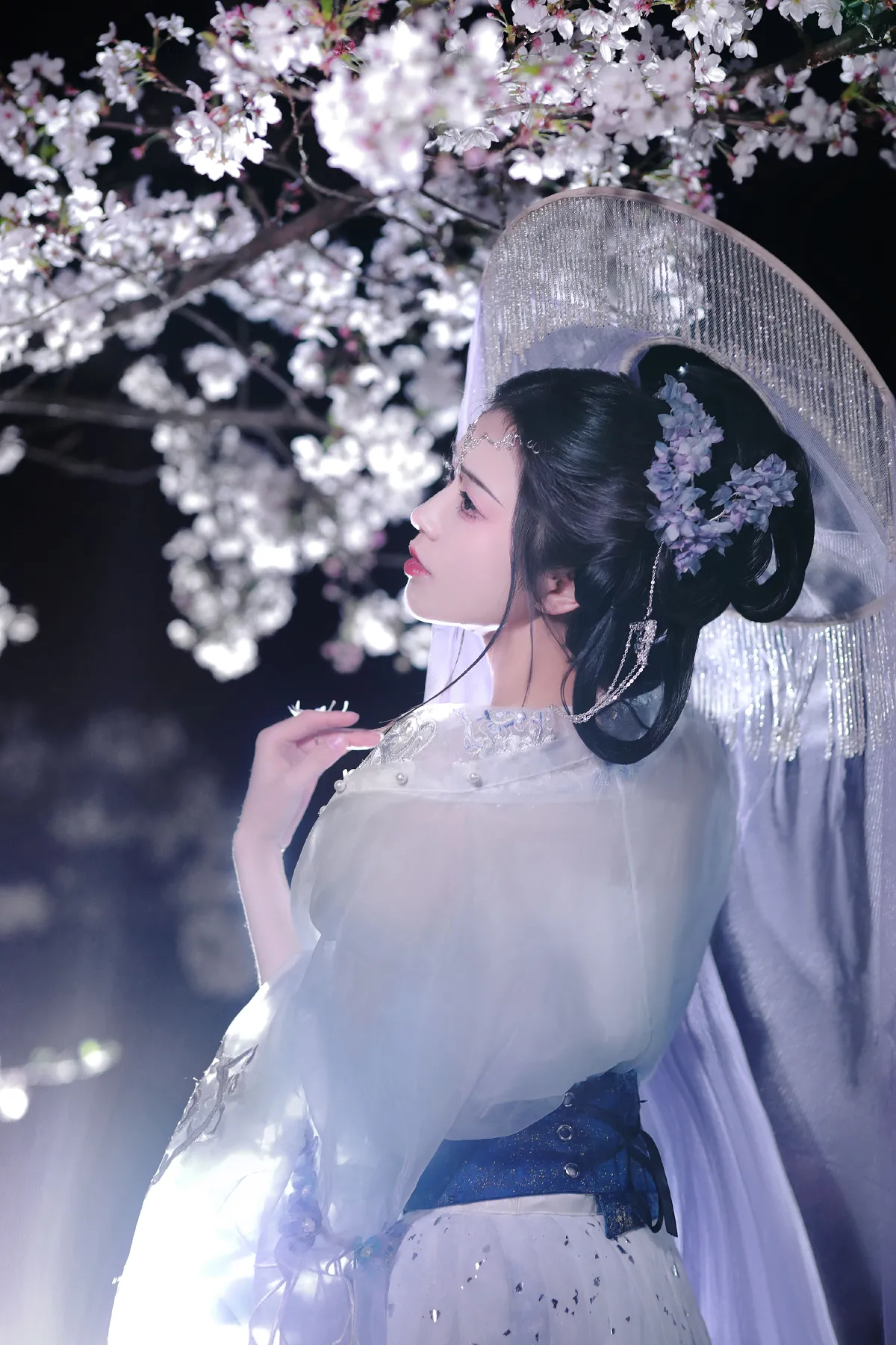 林下漏月光，疏疏如残雪