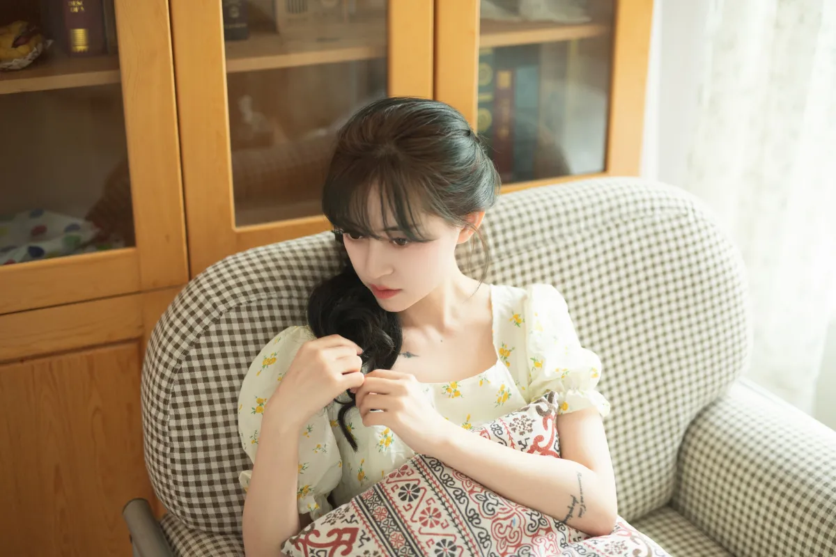倾海的小健健呀_壹萱-《碎花裙》美图作品图片5