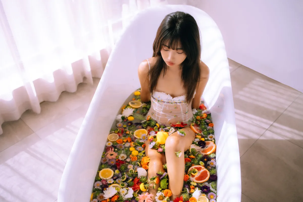 浴缸鲜花少女2