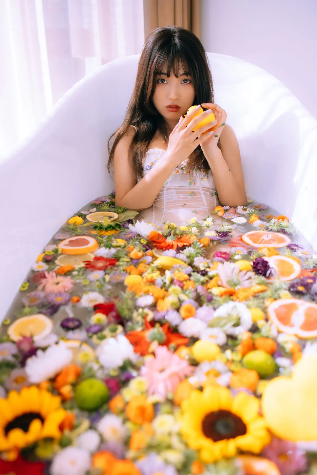 浴缸鲜花少女